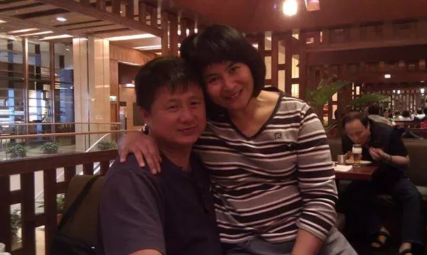 臺灣玉女歌手20年前嫁養豬大王,為了重疾父親毅然退歌壇,如今54歲近況曝光,爆肥26公斤,網友卻說:幸福滿滿