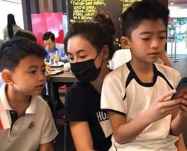 謝賢安慰孫子:不要恨你爸爸,謝振軒七個字讓謝賢流淚,謝霆鋒聽完低下了頭