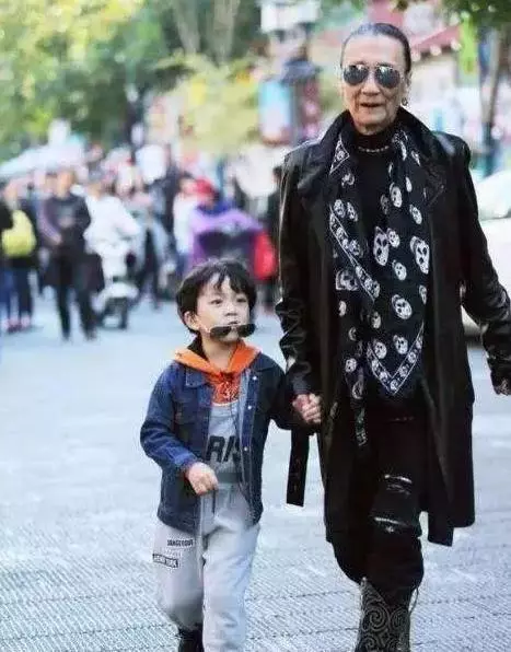 謝賢安慰孫子:不要恨你爸爸,謝振軒七個字讓謝賢流淚,謝霆鋒聽完低下了頭