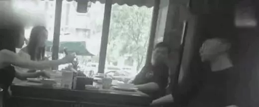 拜金女帶閨蜜相親,不理男子狂點17道菜,男子只用一招,拜金女吃癟還對他沒辦法