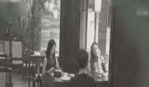 拜金女帶閨蜜相親,不理男子狂點17道菜,男子只用一招,拜金女吃癟還對他沒辦法