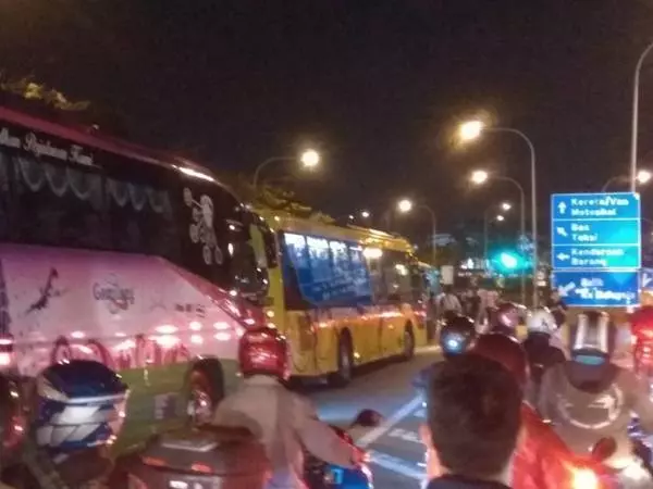 【新加坡大士關卡】工廠巴士剎車器失靈 女子被甩出車外墜橋,更有多人重傷!