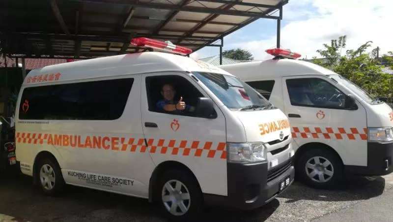 華裔商人貸款買全新客貨車,改裝成救護車為臨終病人服務!