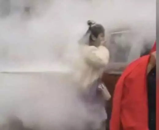 喜事變喪事,伴郎滅火器噴伴娘,新娘一家悔恨十年!