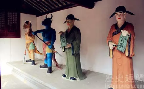 她深夜驚見「6紙紮人出現眼前」靈魂秒被帶走 鬼差架著她「攤開生死簿求幫忙」還要去見城隍爺(真人真事!)