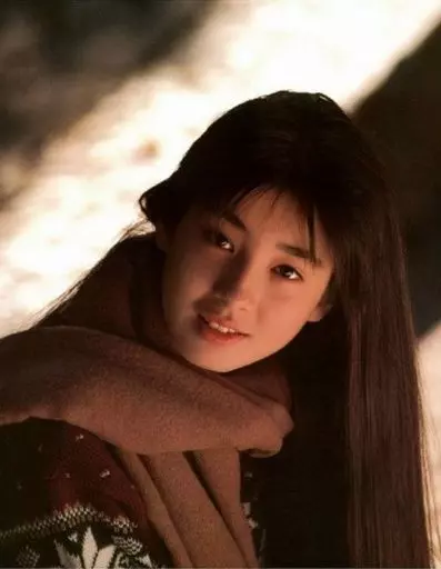 她17歲被親媽逼陪睡拍豔照!母親去世後她淡淡說了這樣的話!