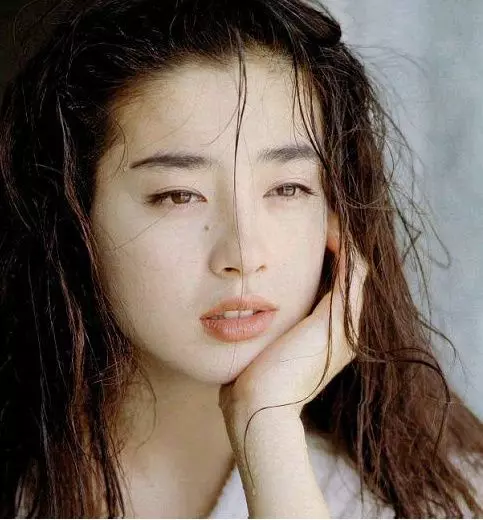 她17歲被親媽逼陪睡拍豔照!母親去世後她淡淡說了這樣的話!