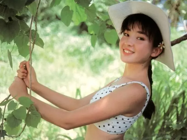 她17歲被親媽逼陪睡拍豔照!母親去世後她淡淡說了這樣的話!
