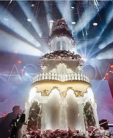富二代花了「500萬做結婚蛋糕」,大家都罵奢侈!但蛋糕一推出來,全場被「美到目瞪口呆」!