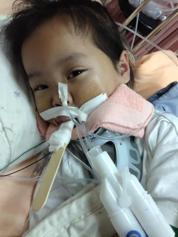 車禍害3歲女全癱害怕女兒怪她!6年後女兒說出的「第一句話」讓她感動大哭:謝謝你當我的女兒!