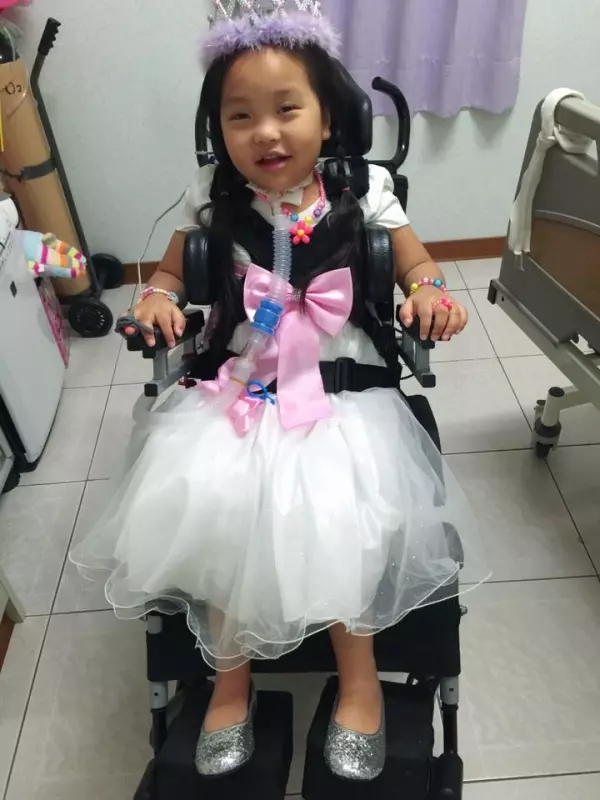 車禍害3歲女全癱害怕女兒怪她!6年後女兒說出的「第一句話」讓她感動大哭:謝謝你當我的女兒!