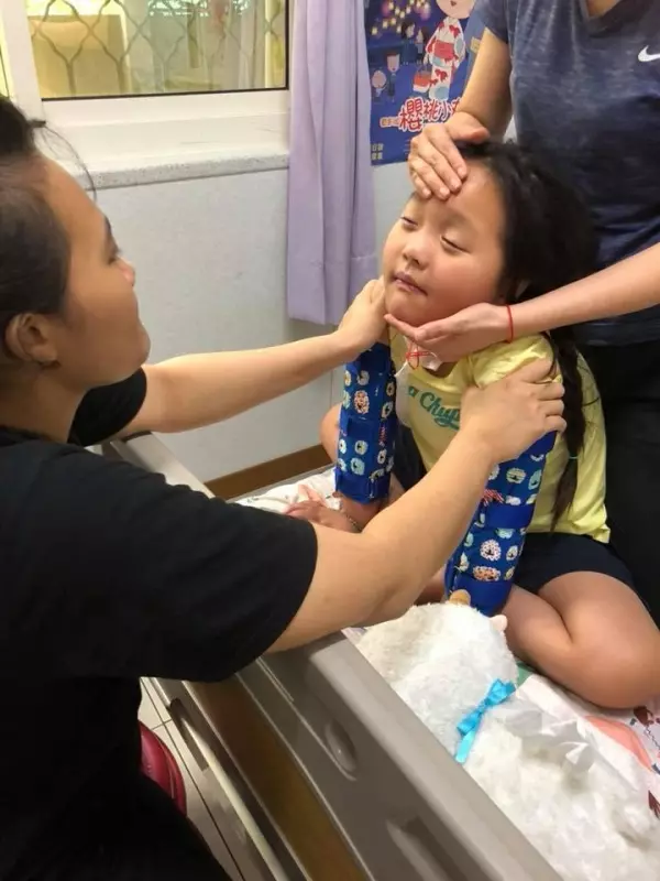 車禍害3歲女全癱害怕女兒怪她!6年後女兒說出的「第一句話」讓她感動大哭:謝謝你當我的女兒!