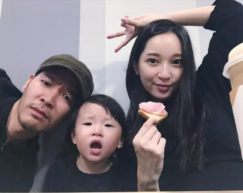 張菲「萌孫」曝光!包百萬大紅包給媳婦 直言「將10億家產留他們」孫女甜喊:最喜歡鬍子爺爺