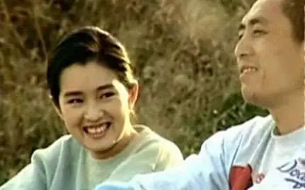 她是張藝謀最愧疚的女人,下半生要在輪椅上度過,至今仍孤身一人!