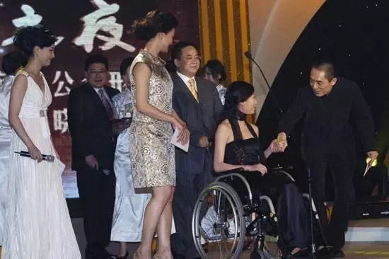 她是張藝謀最愧疚的女人,下半生要在輪椅上度過,至今仍孤身一人!