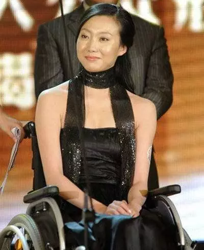 她是張藝謀最愧疚的女人,下半生要在輪椅上度過,至今仍孤身一人!