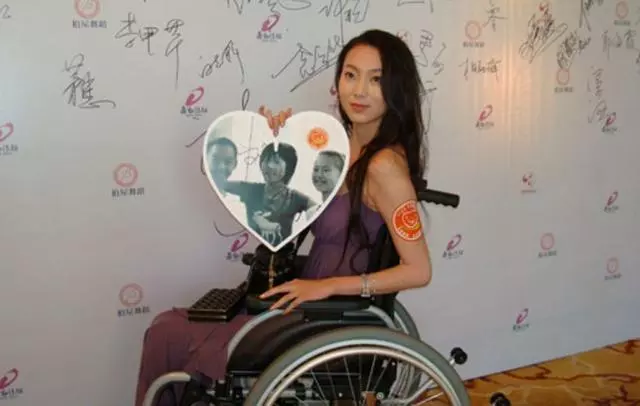 她是張藝謀最愧疚的女人,下半生要在輪椅上度過,至今仍孤身一人!
