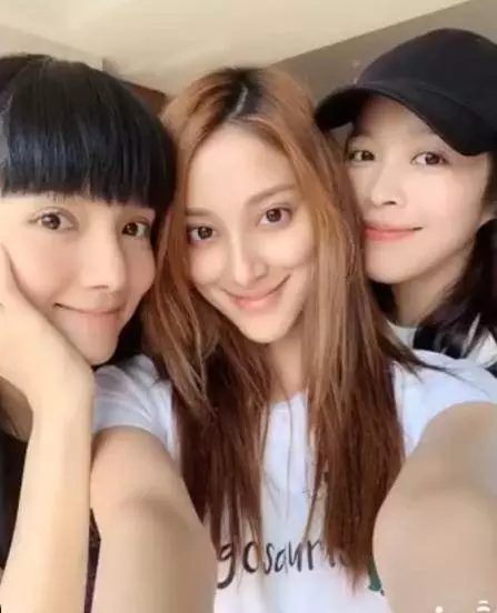 陳凱琳產子一周，眾閨蜜組團探望，她身材完美已經進入媽媽角色