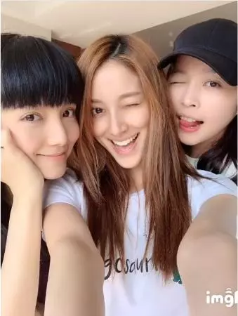 陳凱琳產子一周，眾閨蜜組團探望，她身材完美已經進入媽媽角色