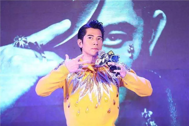 天王嫂方媛深夜曬素顏照,碩大鼻子搶鏡,粉絲:一看就是個男孩