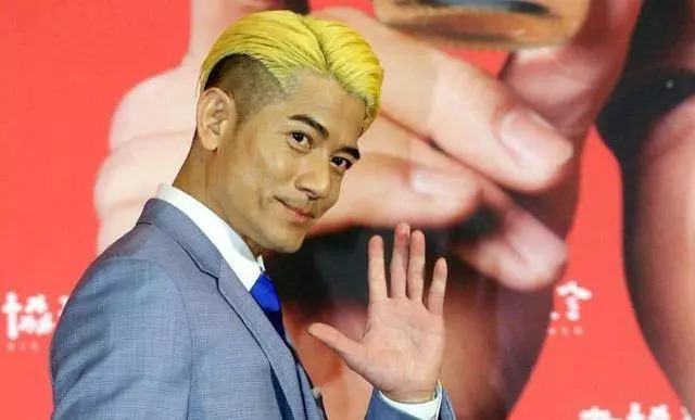 天王嫂方媛深夜曬素顏照,碩大鼻子搶鏡,粉絲:一看就是個男孩