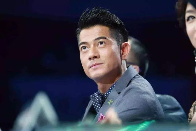 天王嫂方媛深夜曬素顏照,碩大鼻子搶鏡,粉絲:一看就是個男孩