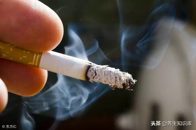 肺癌多是「拖」出來的,出現4種跡象,趁早就醫,尤其是這三類人