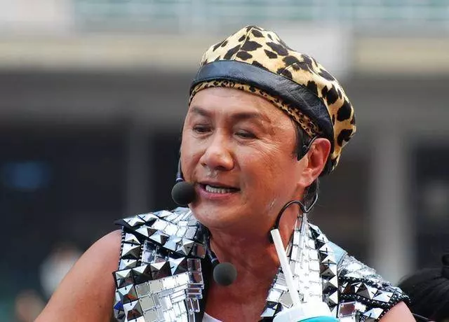 70歲許冠傑全家近照曝光,混血太太好漂亮,爺孫三代同堂其樂融!