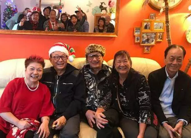 70歲許冠傑全家近照曝光,混血太太好漂亮,爺孫三代同堂其樂融!