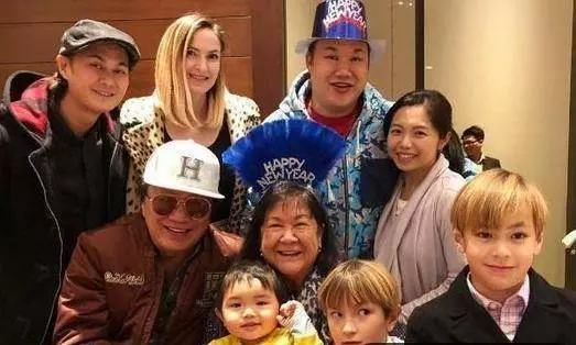 70歲許冠傑全家近照曝光,混血太太好漂亮,爺孫三代同堂其樂融!