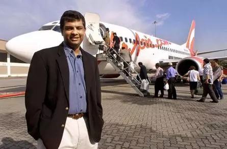 【Tony的瘋狂事跡!】用RM1買下AirAsia經營權,短短几年讓亞航從負債成為上市公司!他現在竟成了…