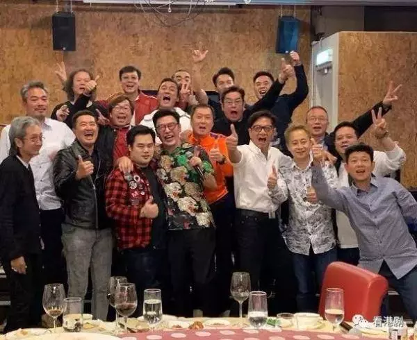 鍾鎮濤66歲生日,梁家輝彈電吉他賀壽,兩個外國女婿很搶鏡