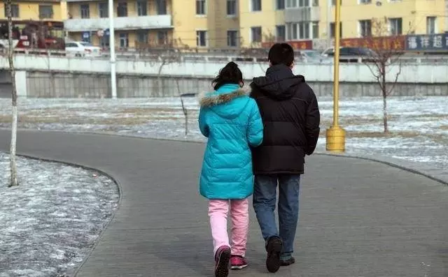離婚三個月前夫再婚，他邀請我參加婚禮，看到來賓我愣住了