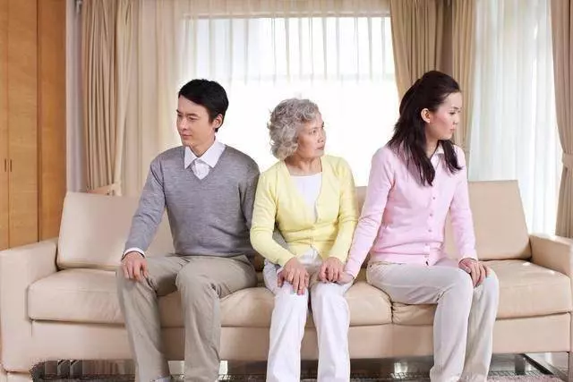 和婆婆吵架，我假裝回娘家，悄悄躲衣櫃聽到丈夫說話淚如雨下