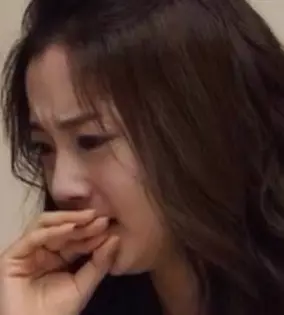 離婚的前一天晚上，婆婆突然跑來扔下一堆帳單要我付一半費用，我翻了之後，高興的一整夜沒睡..