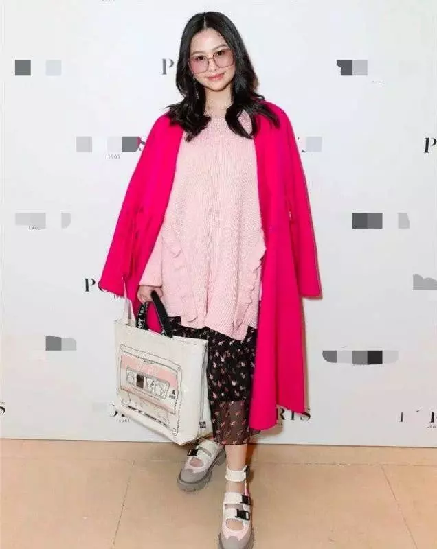 邱淑貞二女兒曝近照,長相完全遺傳爸爸,跟姐姐沈月顏值差太多