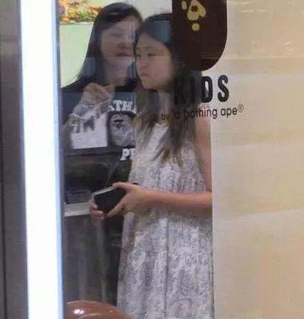 邱淑貞二女兒曝近照,長相完全遺傳爸爸,跟姐姐沈月顏值差太多