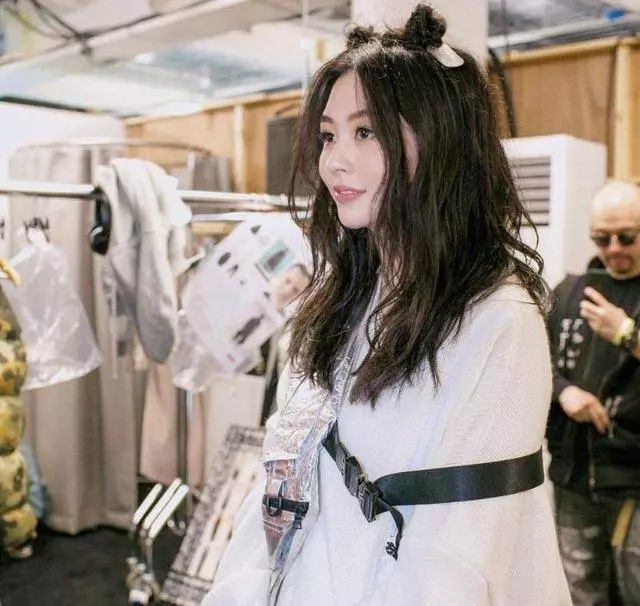 邱淑貞二女兒曝近照,長相完全遺傳爸爸,跟姐姐沈月顏值差太多