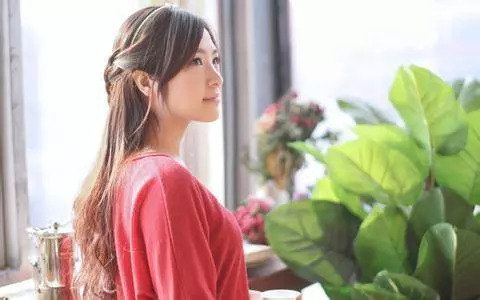 為了弟弟我嫁給殘疾丈夫,三年後回娘家,所有村民都羨慕我