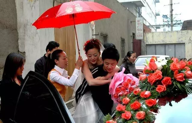 妹妹遠嫁3年不歸,父親讓我給她送玉米,看到開門的人我愣了