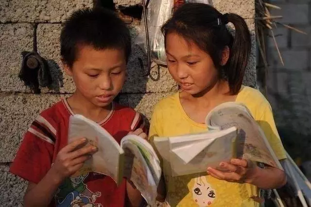 妹妹遠嫁3年不歸,父親讓我給她送玉米,看到開門的人我愣了