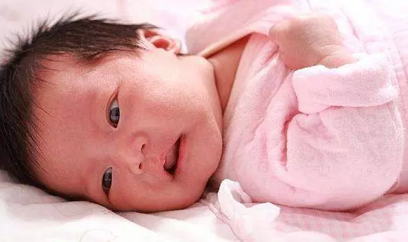 嫌棄我生女兒,丈夫留下一張卡就離開了我,幾年後查詢餘額我蒙了