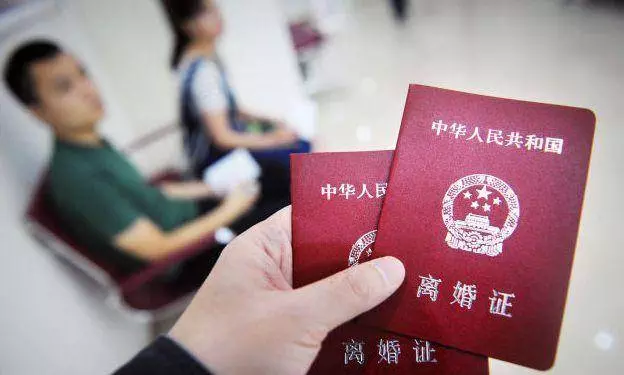 嫌棄我生女兒,丈夫留下一張卡就離開了我,幾年後查詢餘額我蒙了