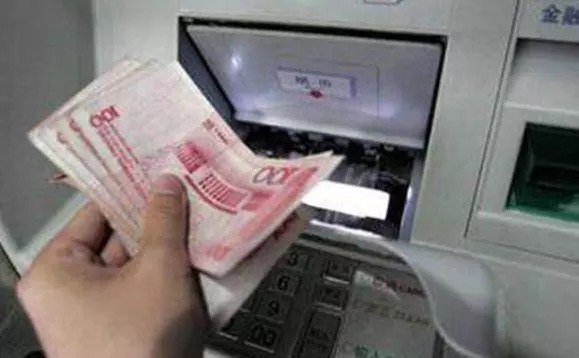 嫌棄我生女兒,丈夫留下一張卡就離開了我,幾年後查詢餘額我蒙了