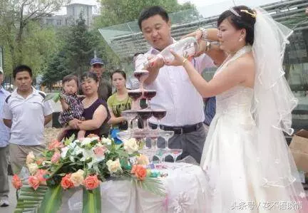 婚後三年沒有回老家,元宵節帶妻子回去團聚,推開門我淚目