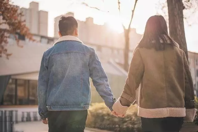 婚後三年沒有回老家,元宵節帶妻子回去團聚,推開門我淚目