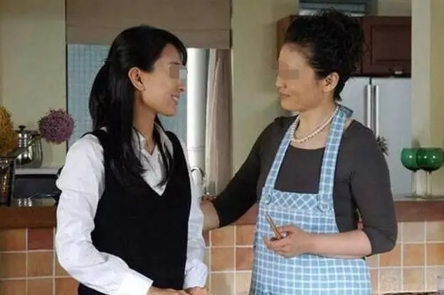 小姑子鬧離婚來我家,婆婆說想住多久就住多久,老公要我送她回去