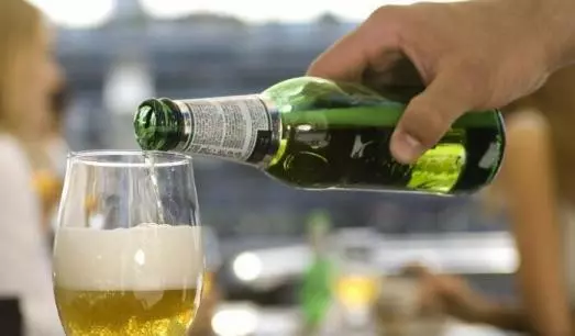 啤酒瓶蓋暗藏小機關,女生也能輕鬆擰開,再也不用到處找開瓶器了