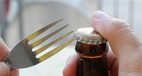 啤酒瓶蓋暗藏小機關,女生也能輕鬆擰開,再也不用到處找開瓶器了