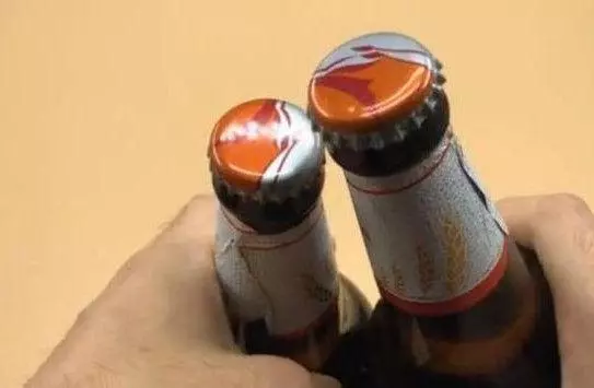 啤酒瓶蓋暗藏小機關,女生也能輕鬆擰開,再也不用到處找開瓶器了